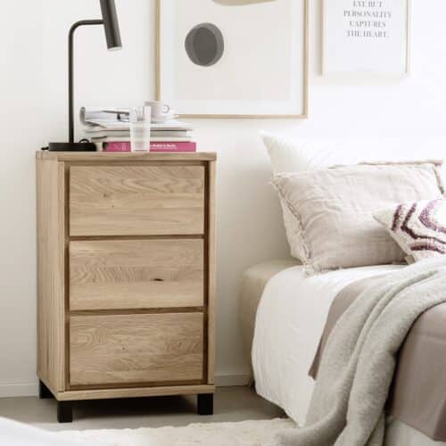 Heimdal Snedker Sengebord/Kommode på Metalfødder i Massiv FSC Egetræ fra Organic Sleep | 3 skuffer | B47 x H79 x D42 cm | Leveres Færdigsamlet