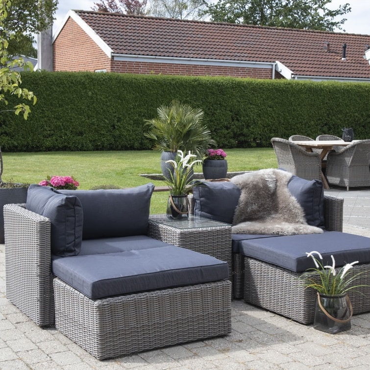 Rossi Lounge Sofasæt i Kubugrå Rattan & Mørkegrå Hynder fra House Nordic