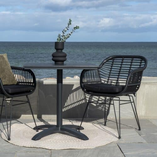 Trieste Stol i Sort Rattan & Sort Stål fra House Nordic | med Hynde