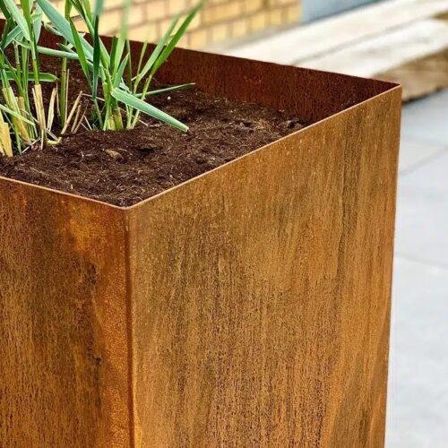 Firkantet Højbed på Hjul i 3mm Cortenstål fra Raw Garden | 50x50x50cm