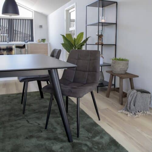 Middelfart Spisebordsstole i Mørkegrå mikrofiber og sorte stål ben fra House Nordic