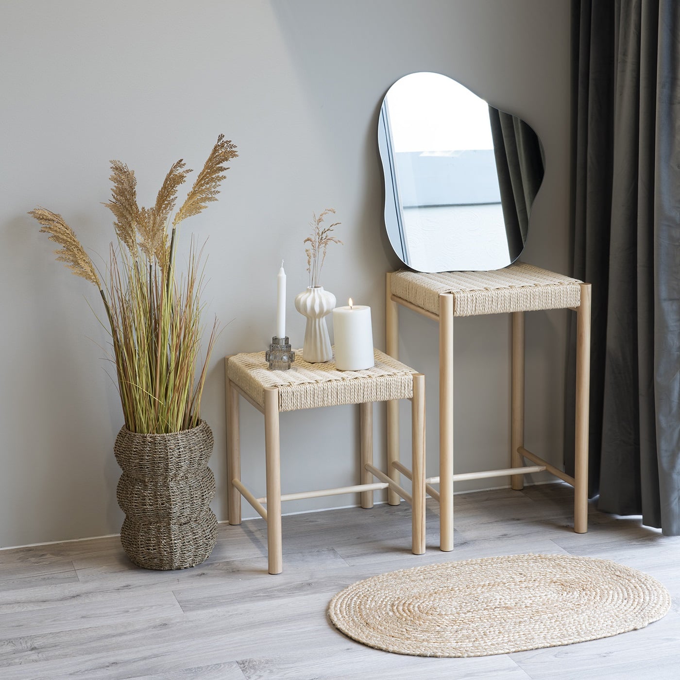 Abano Taburet i massiv poppeltræ med naturflet sæde Fra House Nordic