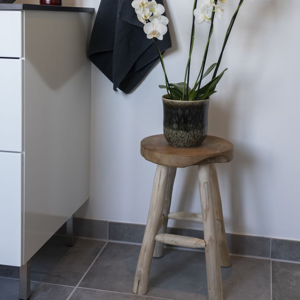 Badia Taburet i massiv teaktræ med 4 ben fra House Nordic | Ø30x45 cm