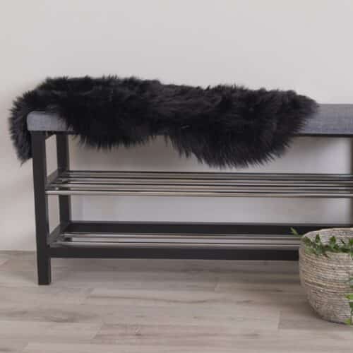 Lammeskind, imiteret i sort polyester Fra House Nordic | 50x85