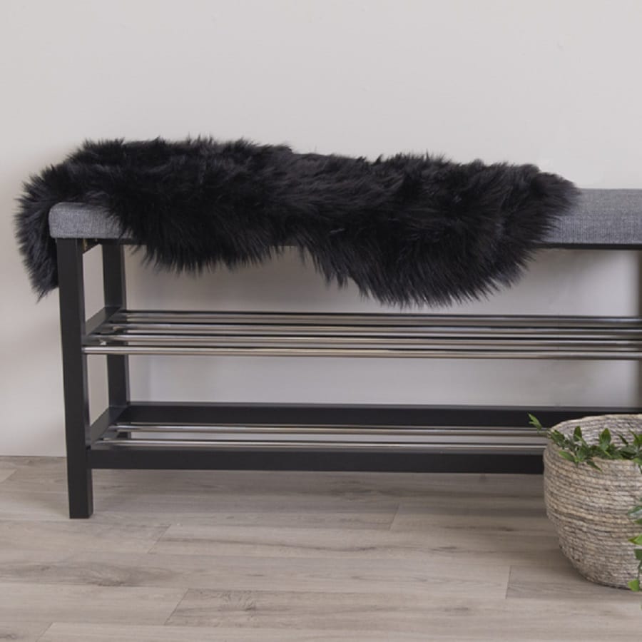 Lammeskind, imiteret i sort polyester Fra House Nordic | 50x85