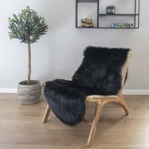 Lammeskindshynde i imiteret sort polyester Fra House Nordic | 60x180