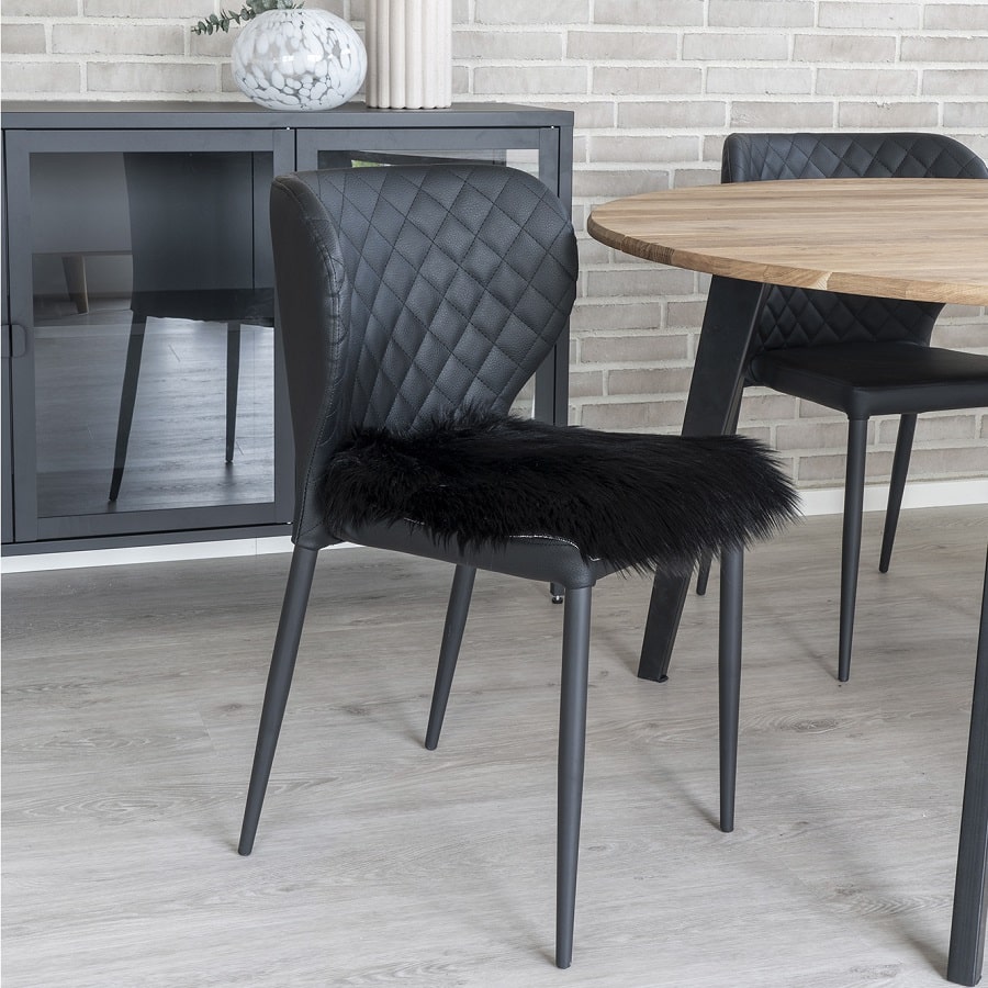Lammeskindshynde i imiteret sort polyester Fra House Nordic | Ø35