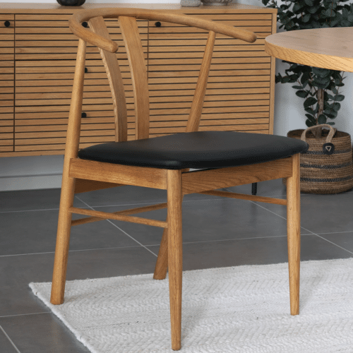 Artenara Spisebordsstol i Massiv Egetræ & Sort Kunstlæder Fra House Nordic | 60x54x77 cm