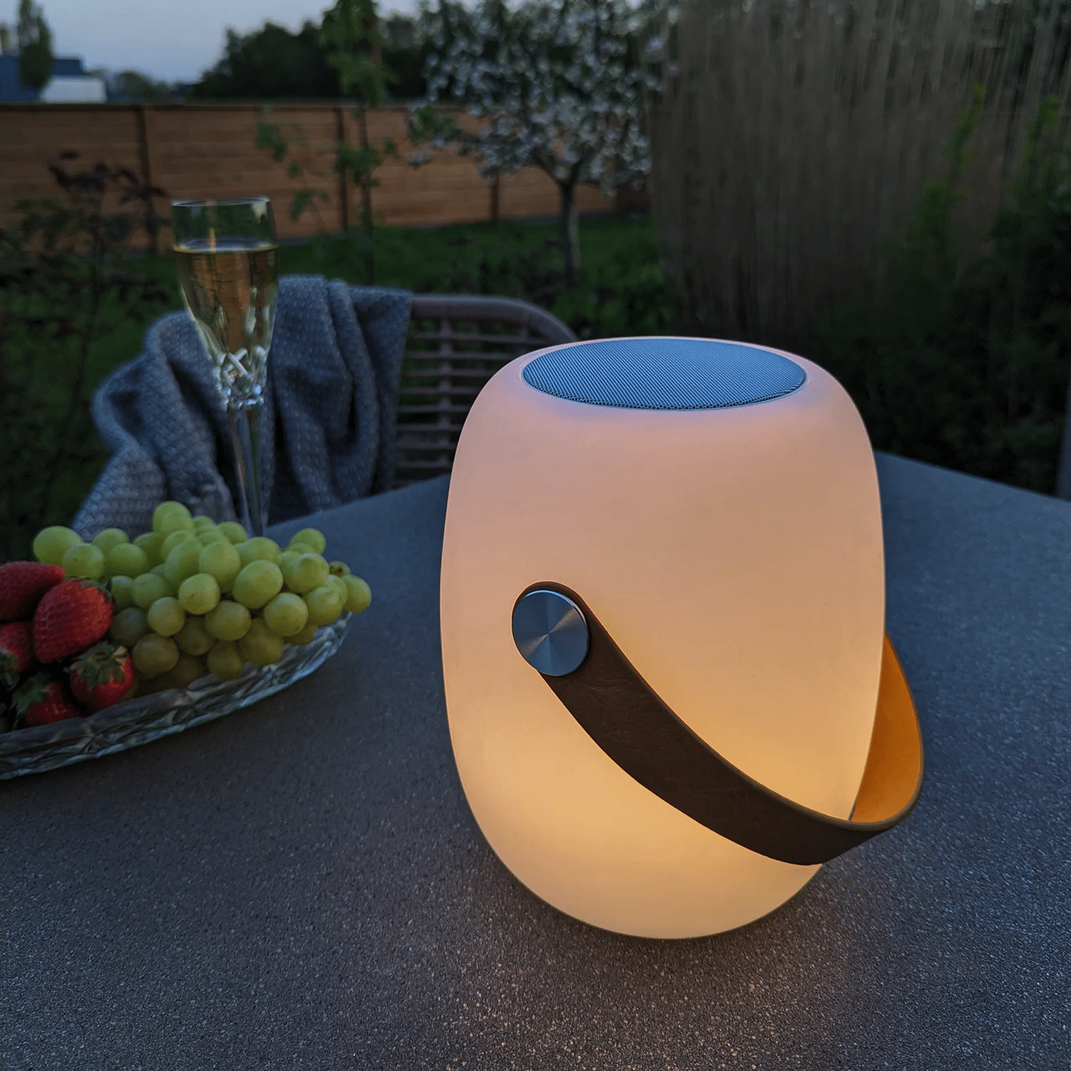 Cardiff LED Lampe med Læderstrop og Højtaler Fra House Nordic | ø18x21 cm - Genopladelig