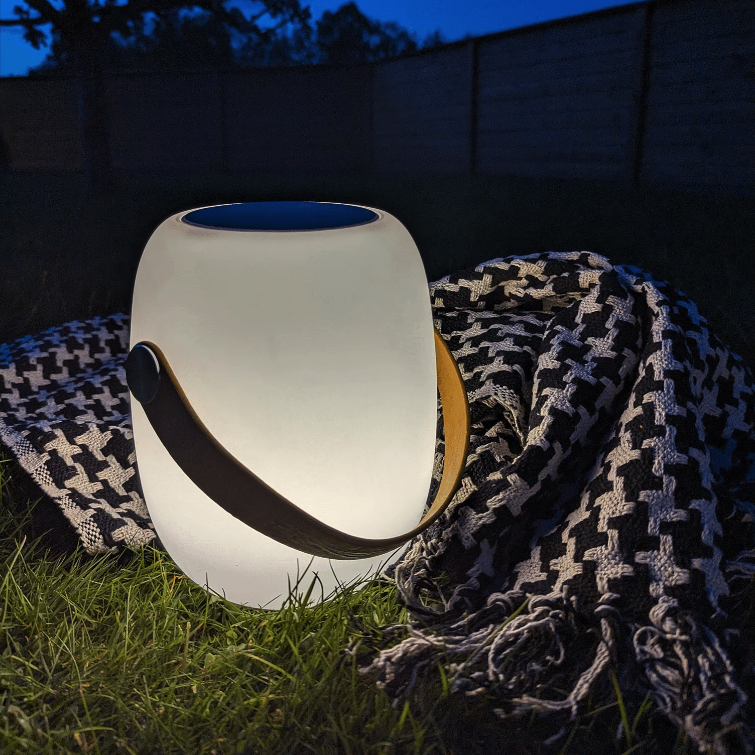 Cardiff LED Lampe med Læderstrop og Højtaler Fra House Nordic | ø18x21 cm - Genopladelig - Billede 2