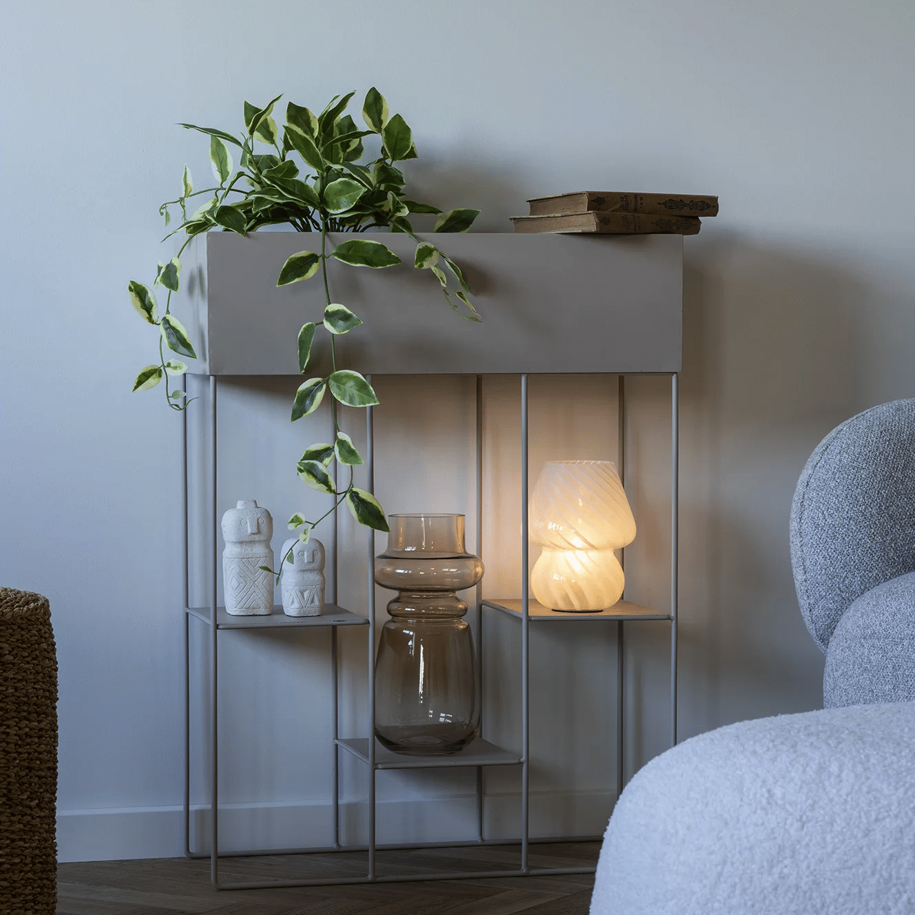 Rabo Plantekasse i Sandfarvet Stål med 3 Hylder Fra House Nordic | 25x60x80cm