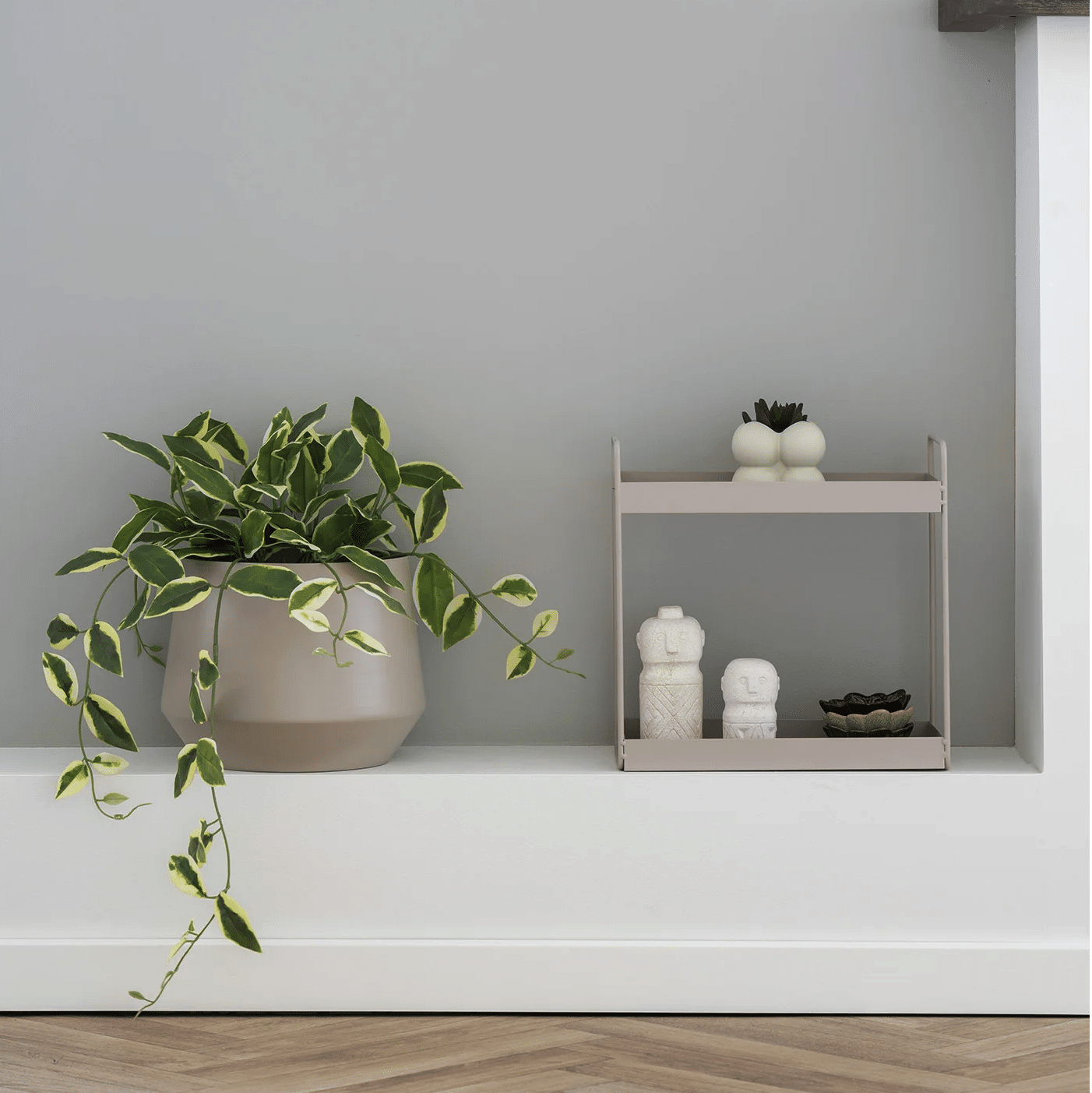Rabo Stående Dobbelthylde i Sandfarvet Metal Fra House Nordic | 2 hylder 30x15x31 cm