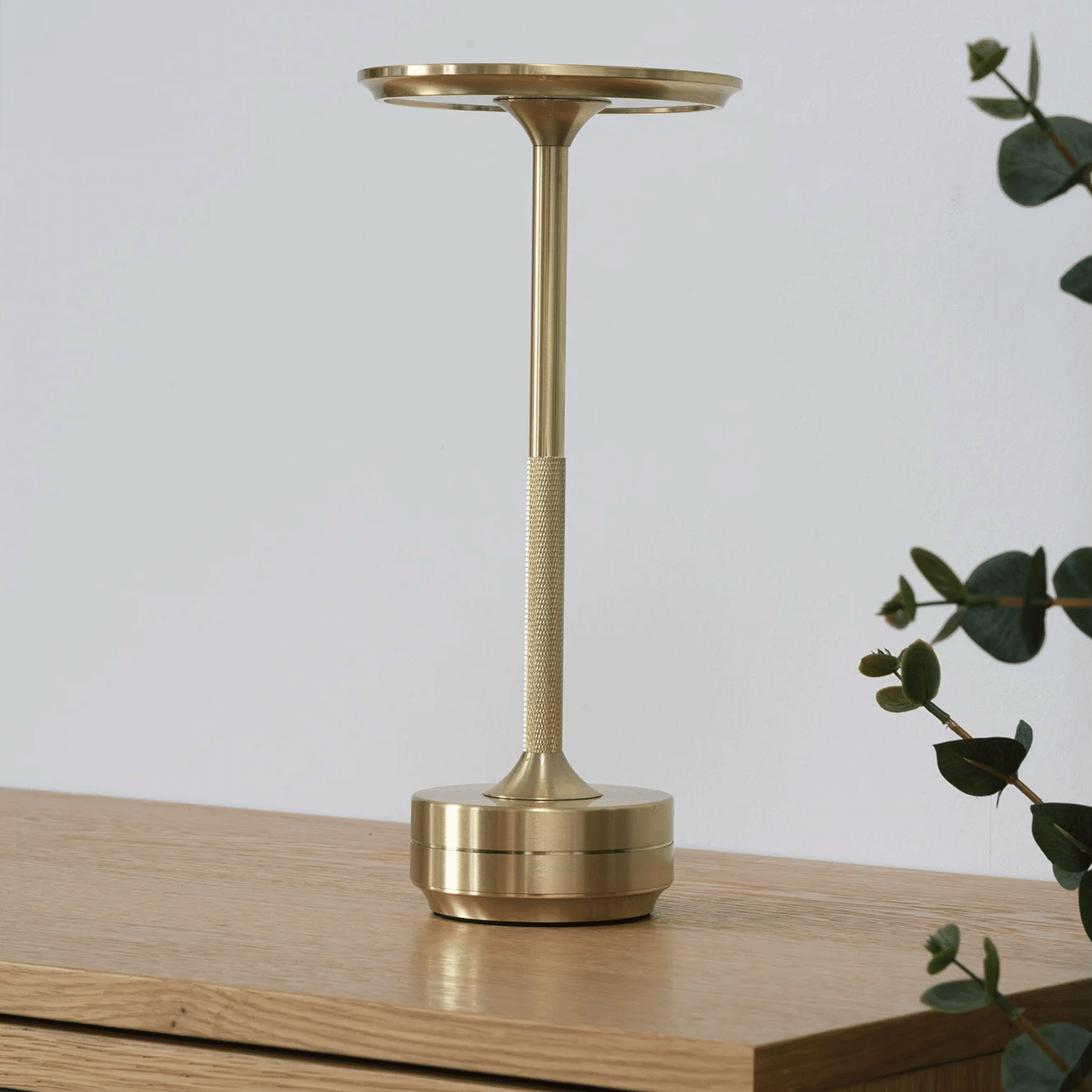 Lyneham LED Bordlampe i Messing Fra House Nordic | ø13x28,5 cm - Genopladelig