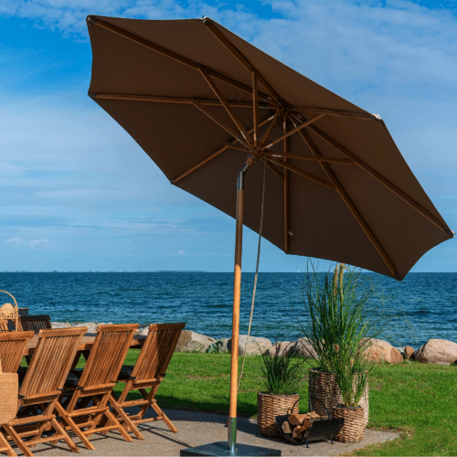 Austin Luksus Parasol med tilt i Sandfarvet dug med læder og Massiv Træstok Fra House Nordic | ø300 cm