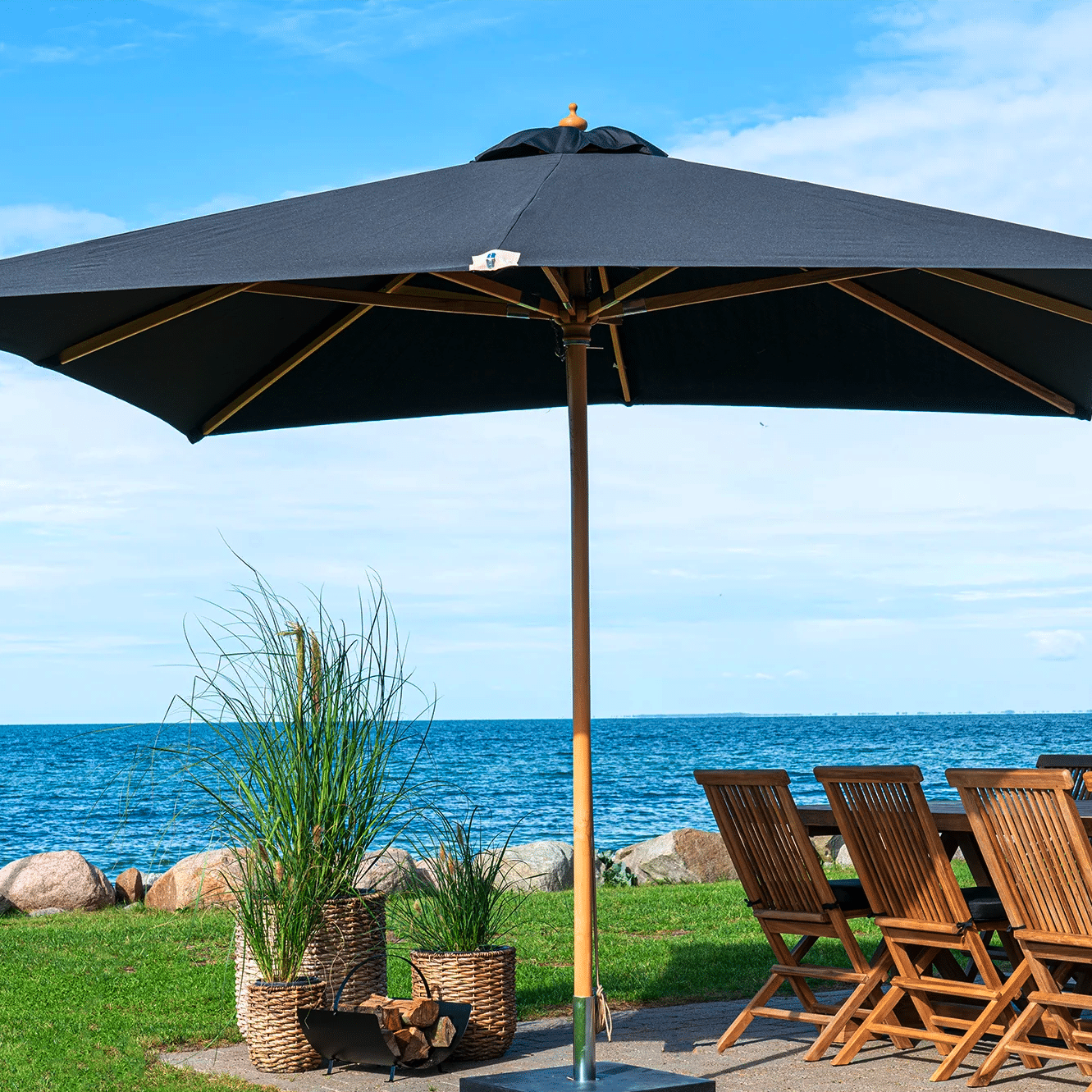 Orlando Parasol i Sort Robust UV-Dug og Massiv Træ Fra House Nordic | 300x300 cm - OUTLET