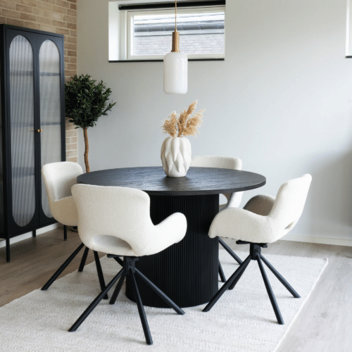 Boavista Spisebord i Mørkebrun Decorpapir og 4 Amorim Spisebordsstole i Off-White Bouclé Fra House Nordic
