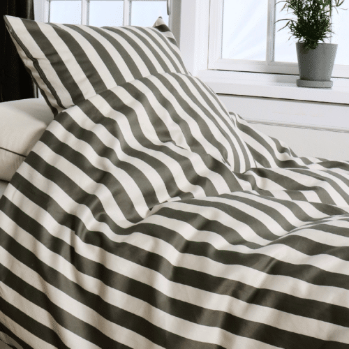Blok Strib Sengetøj i 100% økologisk GOTS & Svanemærket Bomuld fra Omhu | Oliven/Sand 140x220 - OUTLET