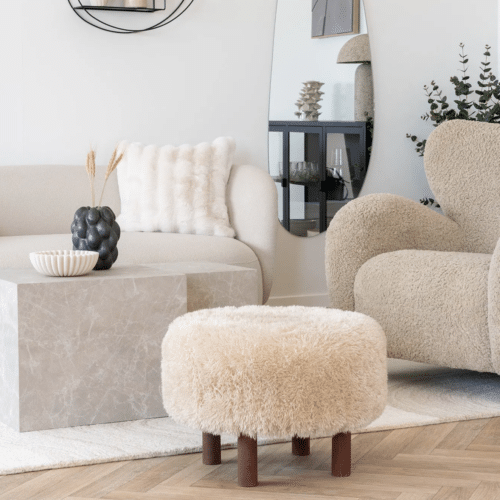 Inverness Puf i Beige/lysebrun imiteret pels med Massive træben Fra House Nordic | ø50x33 cm
