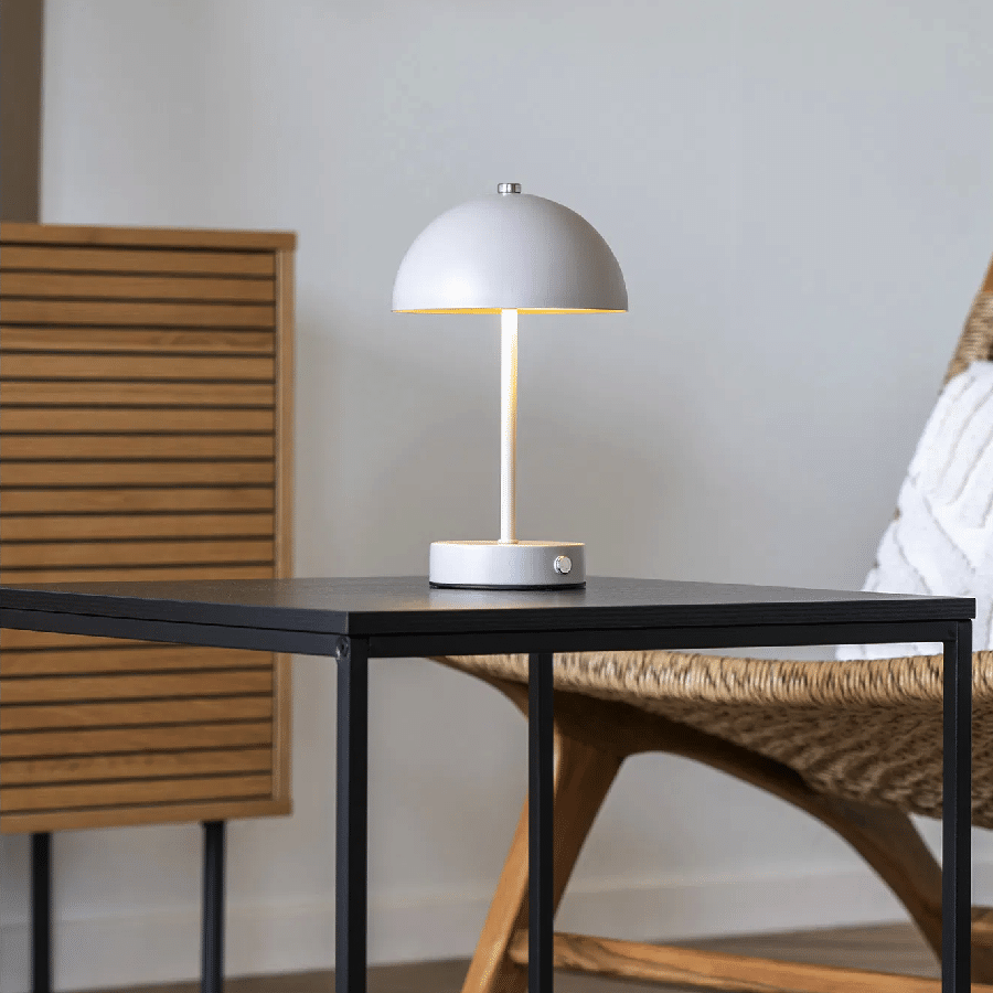 Holt Genopladelig LED Bordlampe i Sand/Stål Fra House Nordic | Metal - Ø15 x H25 cm