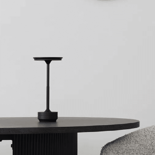 Lyneham Genopladelig LED Bordlampe i Sort Fra House Nordic | Ø13 x H28,5 cm