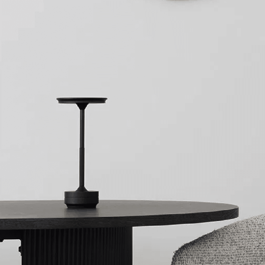 Lyneham Genopladelig LED Bordlampe i Sort Fra House Nordic | Ø13 x H28,5 cm