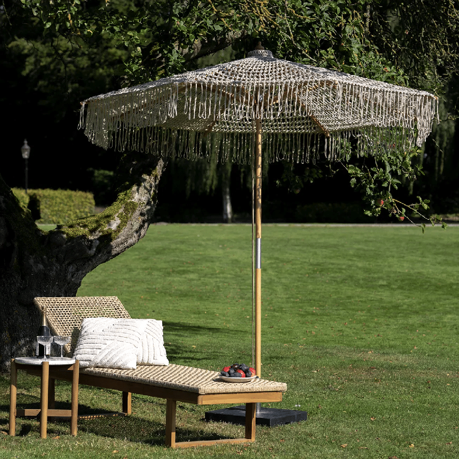 Martos Hæklet Parasol i Beige Bomuld med Træstok fra House Nordic | Ø250cm - UDSOLGT TIL 2026