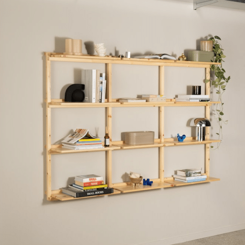 Groove Reol i Massiv FSC Fyrretræ med 12 Hylder Fra Karup Design | Japandi