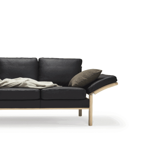 K129 2-Personers Sofa med Vip på Højre Armlæn & Træben fra Kragelund / Scandinavian Upholstery | Flere Farver