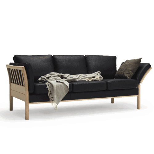 K129 3-Personers Sofa med Vip på Højre Armlæn & Træben fra Kragelund / Scandinavian Upholstery | Flere Farver