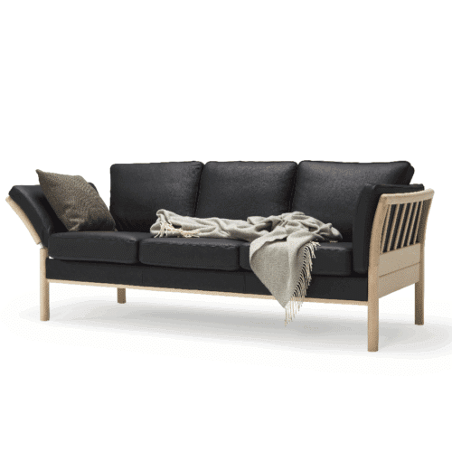 K129 2-Personers Sofa med Vip på Venstre Armlæn & Træben fra Kragelund / Scandinavian Upholstery | Flere Farver