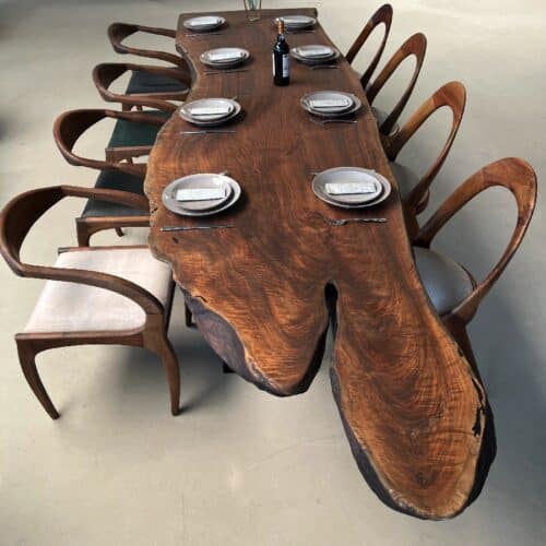 Aarhus Snedker Spisebord i Massiv Valnød & Valnødolie fra Unique Handmade Furniture | B:80-110cm x L:120-500cm. | 1 Hel Planke med 1 Flad & 1 Unik Ende & Epoxy, med mulig Butterfly Finish | Cirka 6 Centimeter Tyk