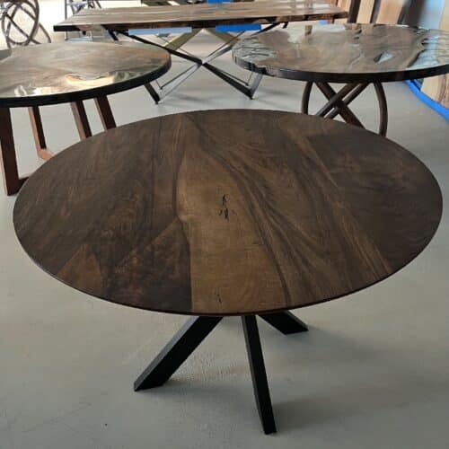Viborg Rundt Snedker Spisebord i Valnød fra Unique Handmade Furniture | Ø120 - Ø180 | Vælg Lige eller Skrå Kant | Cirka 6 Centimeter Tyk