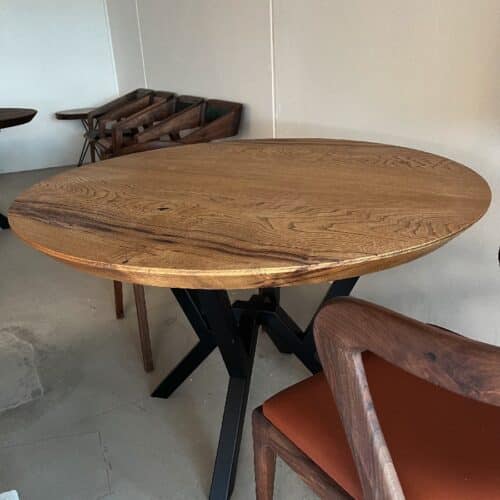 Esbjerg Rundt Snedker Spisebord i Kastanje fra Unique Handmade Furniture | Ø120 - Ø180 | Vælg Lige eller Skrå Kant | Cirka 6 Centimeter Tyk