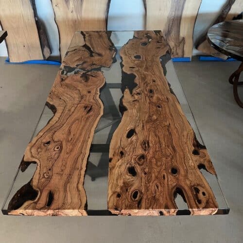 Horsens Snedker Spisebord i Klar Epoxy & Massiv Valnød, Oliventræ, Ask, Kastanje eller Eg fra Unique Handmade Furniture | B:100cm x L:120-500cm. | Cirka 6 Centimeter Tyk