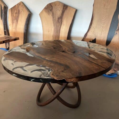 Vejle Rundt Snedker Spisebord i Klar Epoxy & Massiv Valnøddetræ, Oliventræ, Asketræ, Kastanjetræ eller Egetræ fra Unique Handmade Furniture | Ø100 - Ø180 | Cirka 6 Centimeter Tyk