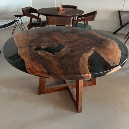 Kolding Rundt Snedker Spisebord i Mørk Epoxy & Massiv Valnøddetræ, Oliventræ, Asketræ, Kastanjetræ eller Egetræ fra Unique Handmade Furniture | Ø100 - Ø180 | Cirka 6 Centimeter Tyk