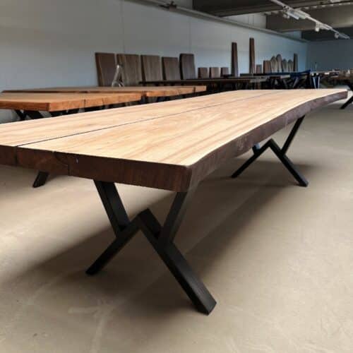 Hobro Snedker Spisebord i Massiv Ask, Lakeret Top med Brune/Sorte sider, fra Unique Handmade Furniture | B:80-110cm x L:120-500cm. | 2 Hele Planker. Vælg Naturlig/Rustik Kant, med Epoxy & mulig Butterfly Finish | Cirka 6 Centimeter Tyk