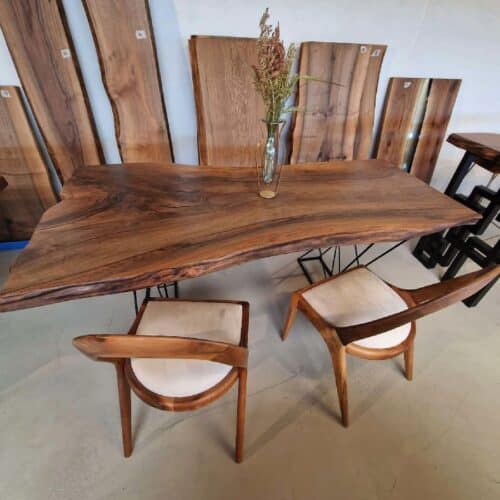 København Snedker Spisebord i Massiv Valnød fra Unique Handmade Furniture | B:80-110cm x L:120-500cm. | 1 Hel Planke, Naturlig/Rustik Kant med Epoxy & mulig Butterfly Finish | Cirka 6 Centimeter Tyk