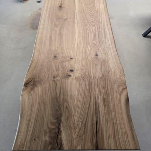 Thisted Snedker Spisebord i Lakeret Massiv Egetræ fra Unique Handmade Furniture | B:80-110cm x L:120-500cm. | 2 Hele Planker Limet Sammen Spejlvendt med Epoxy & mulig Butterfly Finish | Vælg Naturlig/Rustik Kant | Cirka 6 Centimeter Tyk
