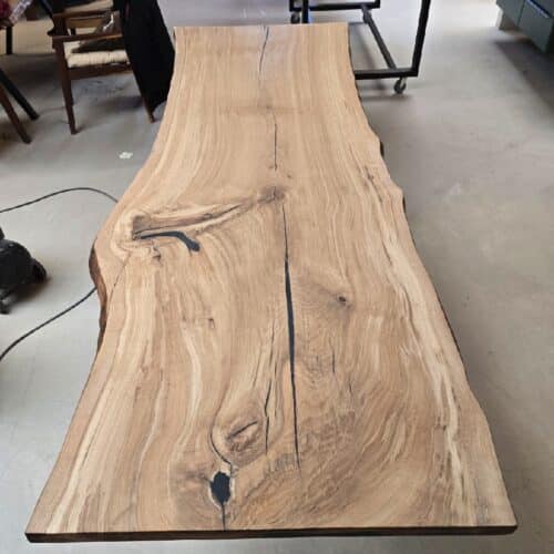 Herning Snedker Spisebord i Lakeret Massiv Egetræ fra Unique Handmade Furniture | B:80-110cm x L:120-500cm. | 1 Hel Planke med Epoxy & mulig Butterfly Finish | Vælg Naturlig/Rustik Kant | Cirka 6 Centimeter Tyk