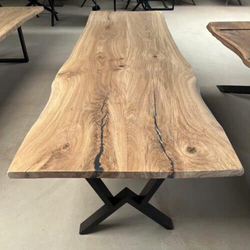 Hjørring Snedker Spisebord i Lakeret Massiv Egetræ fra Unique Handmade Furniture | B:80-110cm x L:120-500cm. | 2 Hele Planker Limet Sammen med Epoxy & mulig Butterfly Finish | Vælg Naturlig/Rustik Kant | Cirka 6 Centimeter Tyk