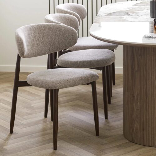 Levanto Spisebordsstol i Sandfarvet Møbelstof med Valnød Trælook Ben fra House Nordic | L55xB52xH77cm