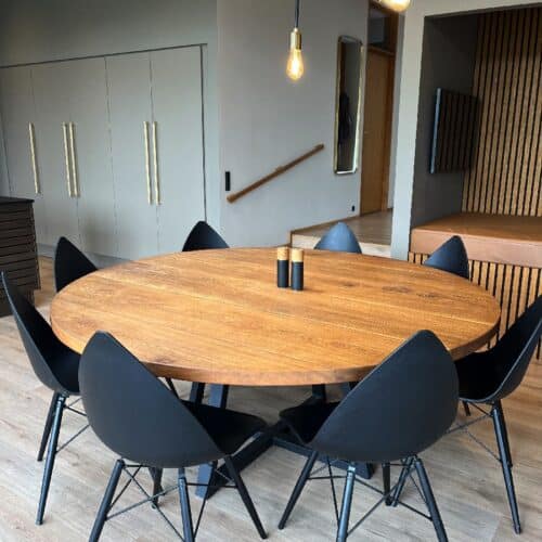 Silkeborg Rundt Snedker Spisebord i Massiv Egetræ Naturolie fra Unique Handmade Furniture | Ø120 - Ø180 | Flere Planker Limet Sammen | Vælg Lige eller Skrå Kant | Cirka 6 Centimeter Tyk | Med Epoxy og mulig Butterflyfinish