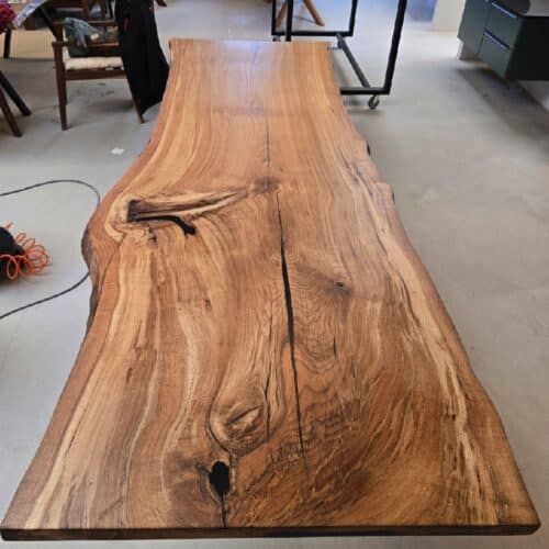 Brønderslev Snedker Spisebord i Naturolieret Massiv Egetræ fra Unique Handmade Furniture | B:80-110cm x L:120-500cm. | 1 Hel Planke med Epoxy & mulig Butterfly Finish | Vælg Naturlig/Rustik Kant | Cirka 6 Centimeter Tyk