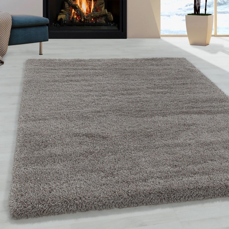 Louisa Ensfarvet Gulvtæppe i Beige fra Rugs by Uniquebeds Home & Living | Flere Størrelser i Firkantet & Rund