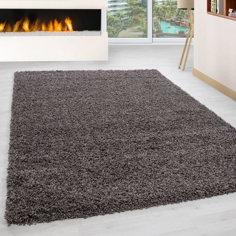 Luna Ensfarvet Fluffy Gulvtæppe i Taupe fra Rugs by Uniquebeds Home & Living | Flere Størrelser i Firkantet & Rund