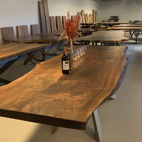 Helsingør Snedker Spisebord i Massiv Valnød fra Unique Handmade Furniture | B:80-110cm x L:120-500cm. | 2 Hele Planker Limet Sammen, Naturlig/Rustik Kant med Epoxy & mulig Butterfly Finish | Cirka 6 Centimeter Tyk