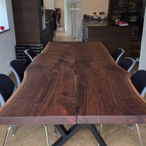 Næstved Snedker Spisebord i Massiv Valnød fra Unique Handmade Furniture | B:80-110cm x L:120-500cm. | 2 Hele Planker med Mellemrum, Naturlig/Rustik Kant med Epoxy & mulig Butterfly Finish | Cirka 6 Centimeter Tyk