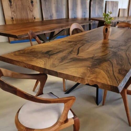 Holstebro Snedker Spisebord i Massiv Valnød fra Unique Handmade Furniture | B:80-110cm x L:120-500cm. | 2 Hele Planker Limet Sammen Spejlvendt, Naturlig/Rustik Kant med Epoxy & mulig Butterfly Finish | Cirka 6 Centimeter Tyk