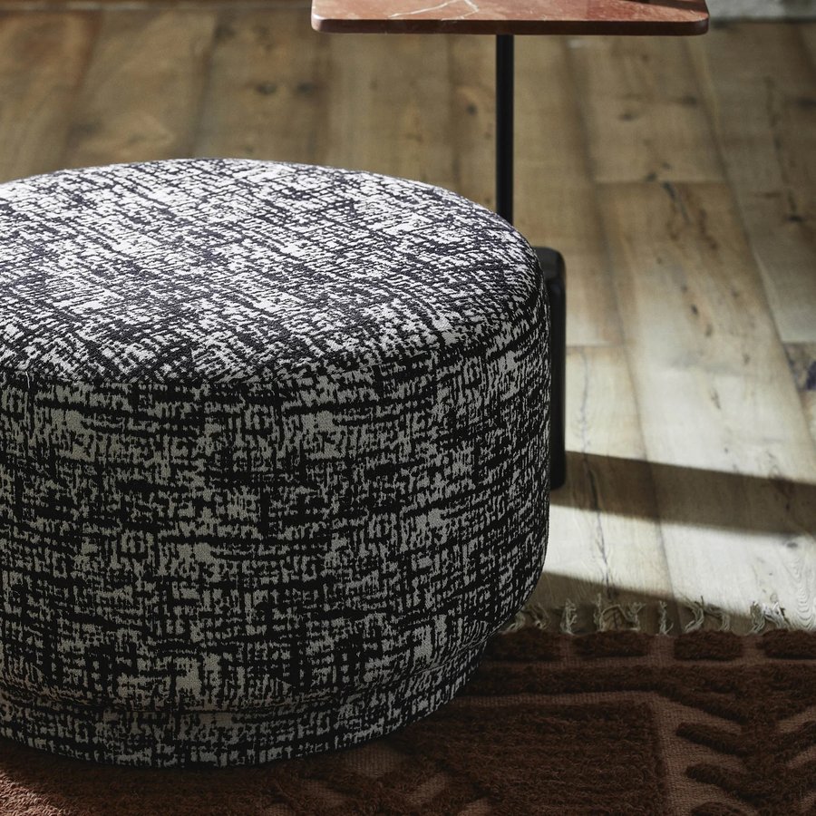 BOMU Puf i Sort & Hvid Møbelstof med Bund i Akacietræ fra Nordal | Ø66x40 cm hos uniquebeds, home & living - Billede 3